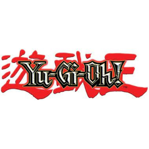Yu-Gi-Oh!-Karten und Boosterpacks auf einem Spieltisch arrangiert, darunter bekannte Motive wie Schwarzer Magier und Blauäugiger w. Drache sowie Zubehör wie Sleeves und Deckboxen.