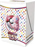 Pokémon 151 Booster Bundle mit 6 Boosterpacks, kompakt verpackt im Design der Karmesin & Purpur 151-Erweiterung mit Motiven klassischer Kanto-Pokémon.