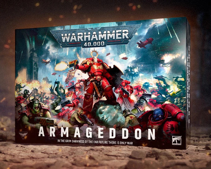 Warhammer 40.000 Armageddon Box der 11. Edition mit Space Marines und Orks, zeigt zahlreiche Miniaturen, Regelbücher, Missionskarten und Zubehör für den Einstieg in das Tabletop-Spiel Warhammer 40K