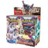 Pokémon Karmesin & Purpur Entwicklungen in Paldea Booster Display mit 36 Boostern und Terakristall Pokémon Motiv