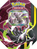 Pokémon Tin 131 Mega-Darkrai-ex mit exklusiver holografischer Promokarte, zeigt die hochwertige Metallbox der Mega-Entwicklungs-Serie mit vier enthaltenen Boosterpacks des Pokémon-Sammelkartenspiels