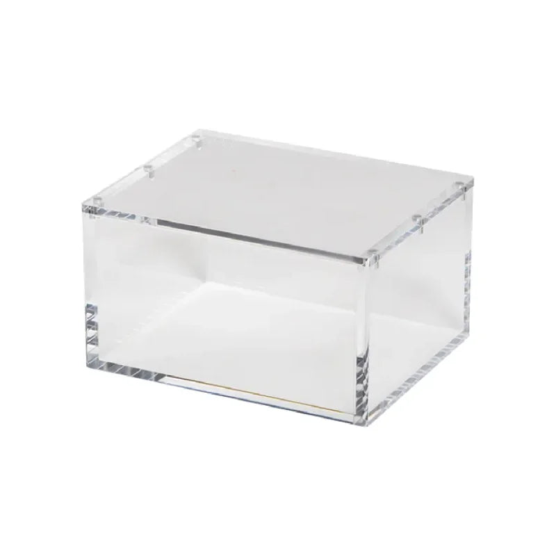 Verschiedene transparente Acryl Schutzboxen für Sammelkartenspiel-Produkte wie Booster Displays, Top-Trainer-Boxen, Tin-Boxen und Sammlerboxen, entwickelt zur sicheren Aufbewahrung und Präsentation versiegelter TCG-Produkte