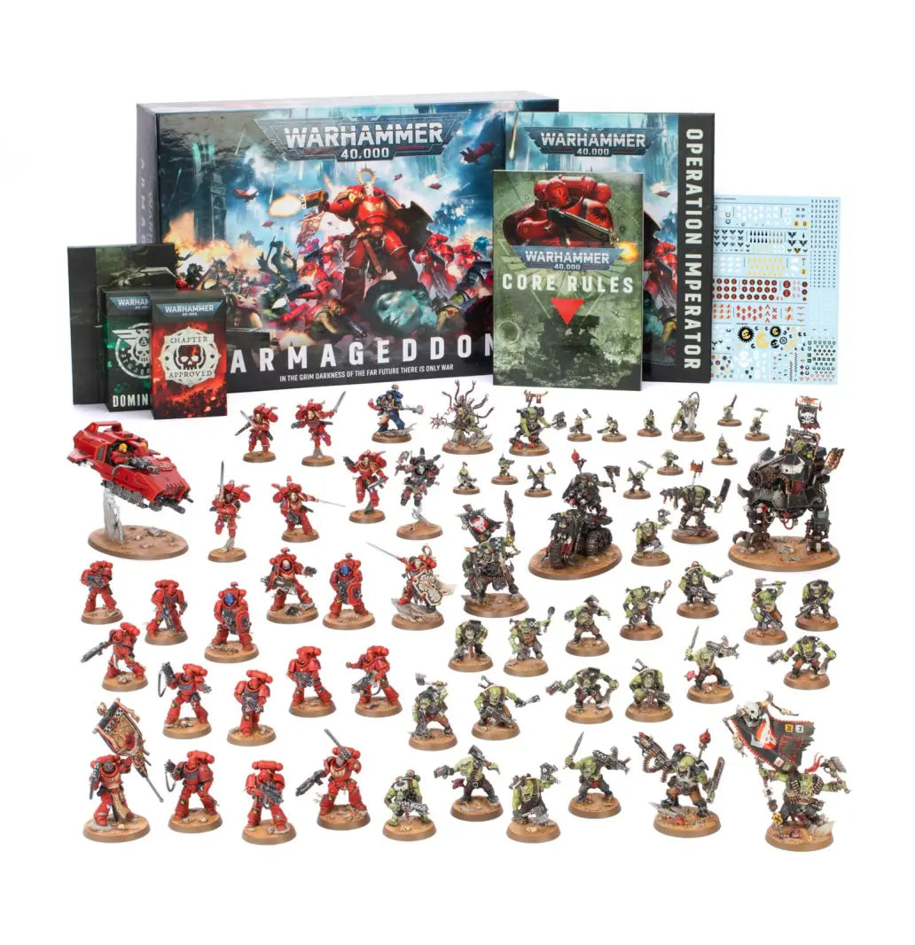 Warhammer 40.000 Armageddon Box der 11. Edition mit Space Marines und Orks, zeigt zahlreiche Miniaturen, Regelbücher, Missionskarten und Zubehör für den Einstieg in das Tabletop-Spiel Warhammer 40K
